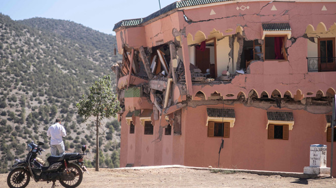 Một khách sạn trong làng Moulay Brahim, phía Nam Marrakech trên dãy núi Atlas, bị hư hại sau trận động đất. Ảnh: AP