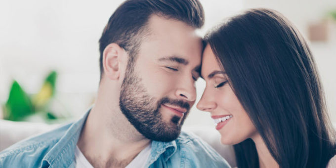 Bất chấp quan niệm phụ nữ dễ xúc động và đàn ông ngại ngùng bày tỏ cảm xúc, những nghiên cứu vẫn cho thấy nam giới nói lời yêu đầu tiên. Lý do quan trọng là thôi thúc được làm chuyện ấy của họ. Ảnh: Psychology today