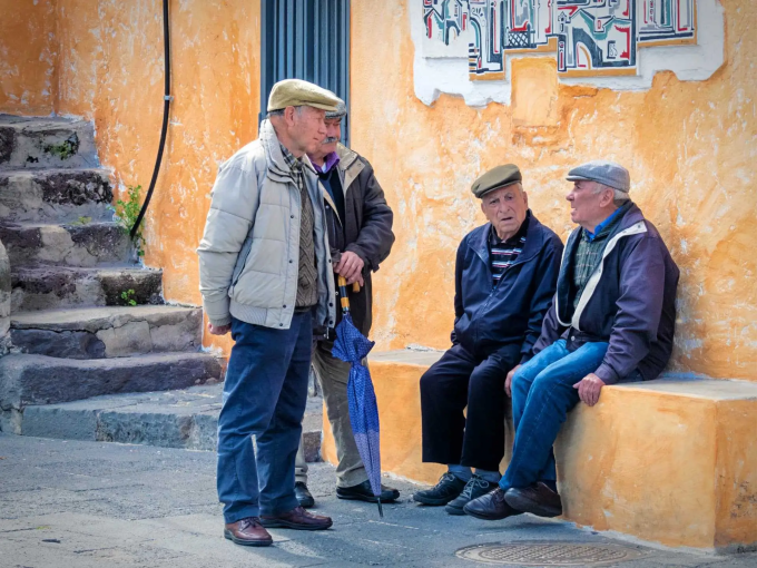 Những người đàn ông cao tuổi tại Sardinia. Ảnh: Olive Oil Times