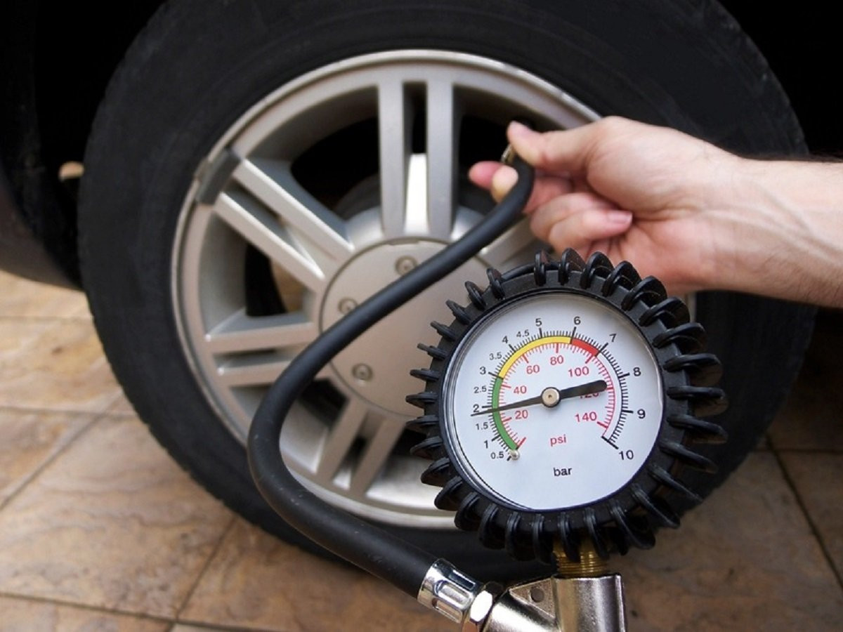 Nên thường xuyên kiểm tra áp suất lốp xe để đảm bảo an toàn.
