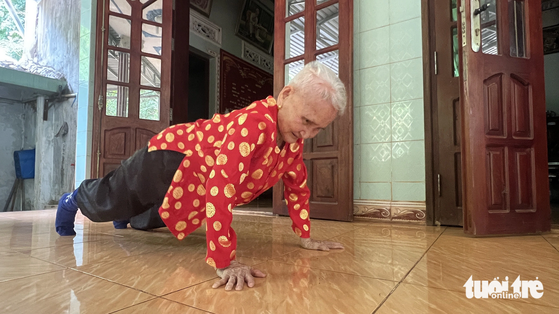 101 tuổi, bà cụ vẫn hít đất được 30 cái - Ảnh: YẾN TRINH