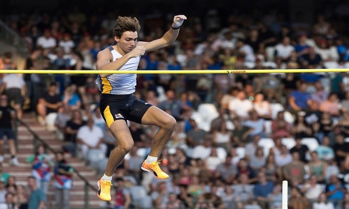 Duplantis lập kỷ lục thế giới 6,23 m nhảy sào trên sân Hayward, thành phố Eugene, bang Oregon, Mỹ ngày 17/9/2023. Ảnh: AP