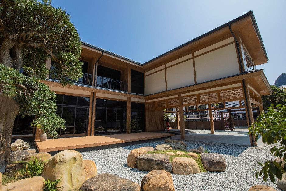 Mỗi căn biệt thự đều có sân vườn riêng, được chính các nghệ nhân Nhật Bản thiết kế, nương theo địa hình tự nhiên