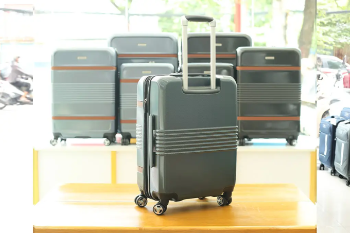 Chọn lựa kích thước vali dựa trên nhu cầu cá nhân và quy định hãng hàng không. Ảnh: KOS Shop