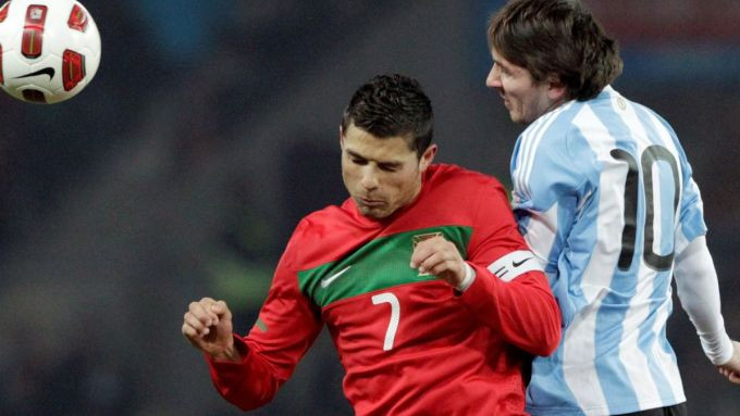 Ronaldo và Messi đánh đầu tranh bóng trong trận giao hữu Argentina - Bồ Đào Nha năm 2011. Ảnh: Reuters