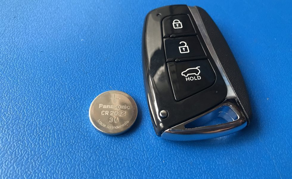 Thông thường, sau khi xe đã được sử dụng trong vài năm, chìa khóa thông minh của ô tô có thể không hoạt động được vì hết pin hoặc yếu pin. (Ảnh minh họa: clix.vn)