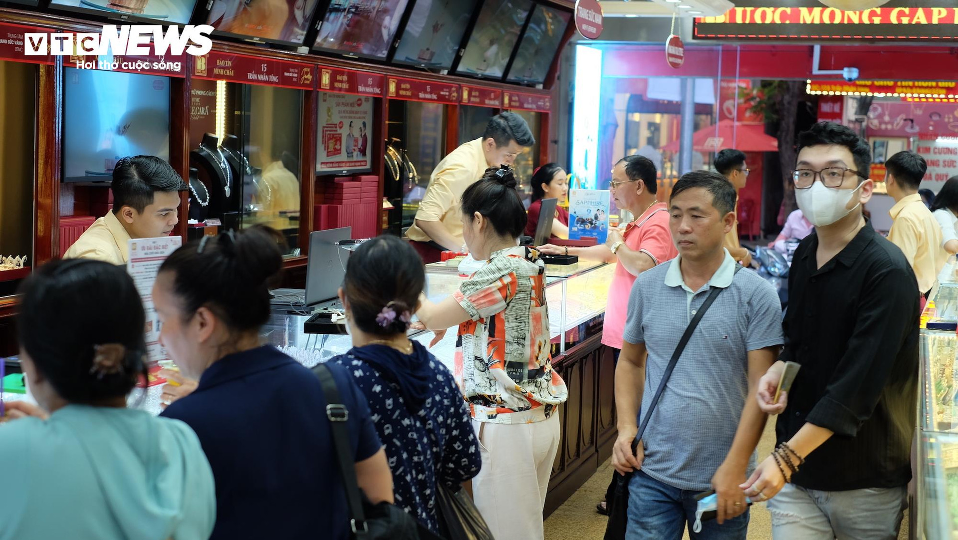 Khách hàng đến cửa hàng vàng Bảo Tín Minh Châu trên phố Trần Nhân Tông, trong đó phần lớn là bán vàng.