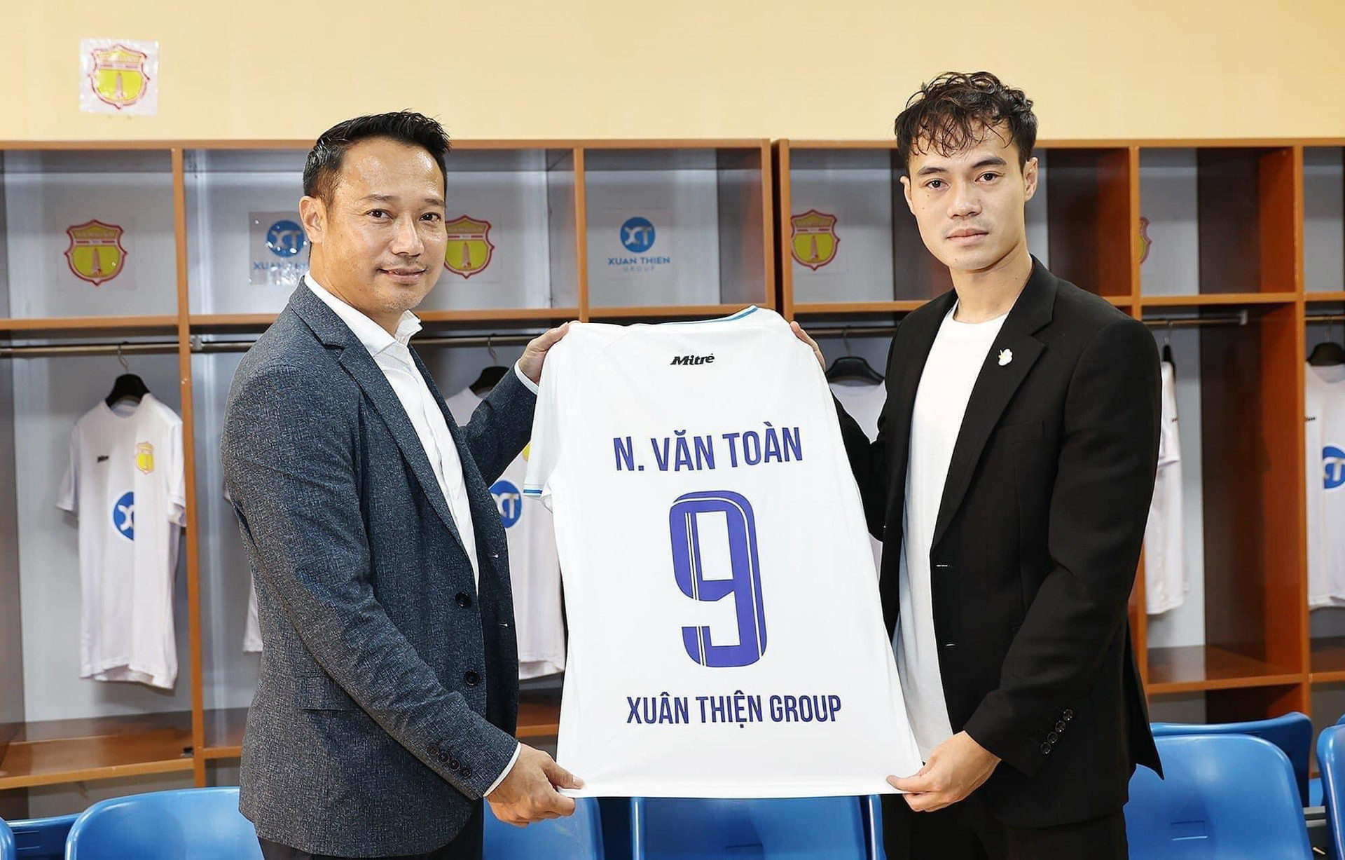 Tiền đạo Nguyễn Văn Toàn (phải) bên cạnh HLV Vũ Hồng Việt ra mắt áo đấu số 9 tại CLB Nam Định - Ảnh: DJ
