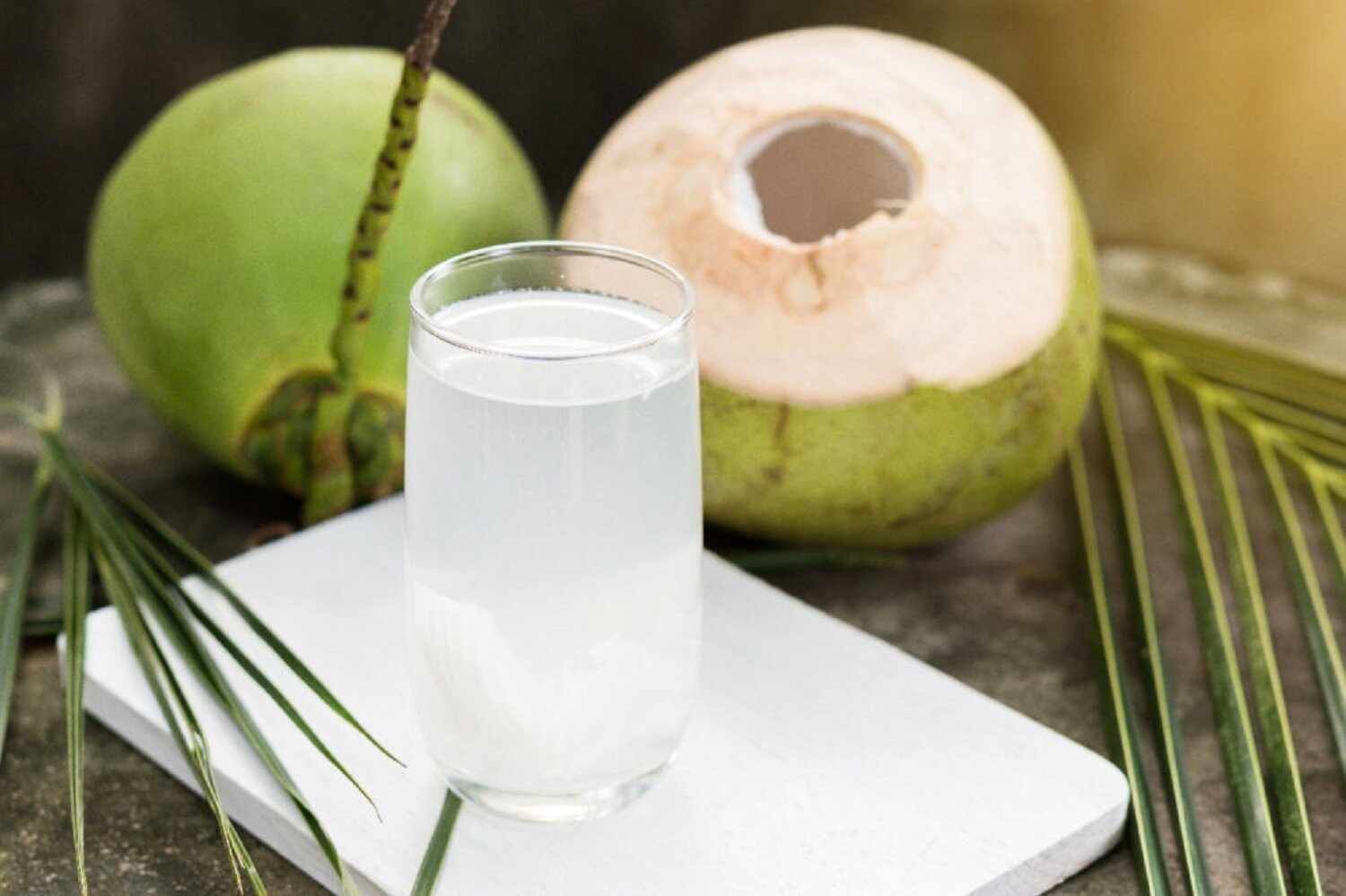 Uống nước dừa trước khi ăn sáng có lợi cho sức khỏe. (Ảnh: Foodbusinessnews)