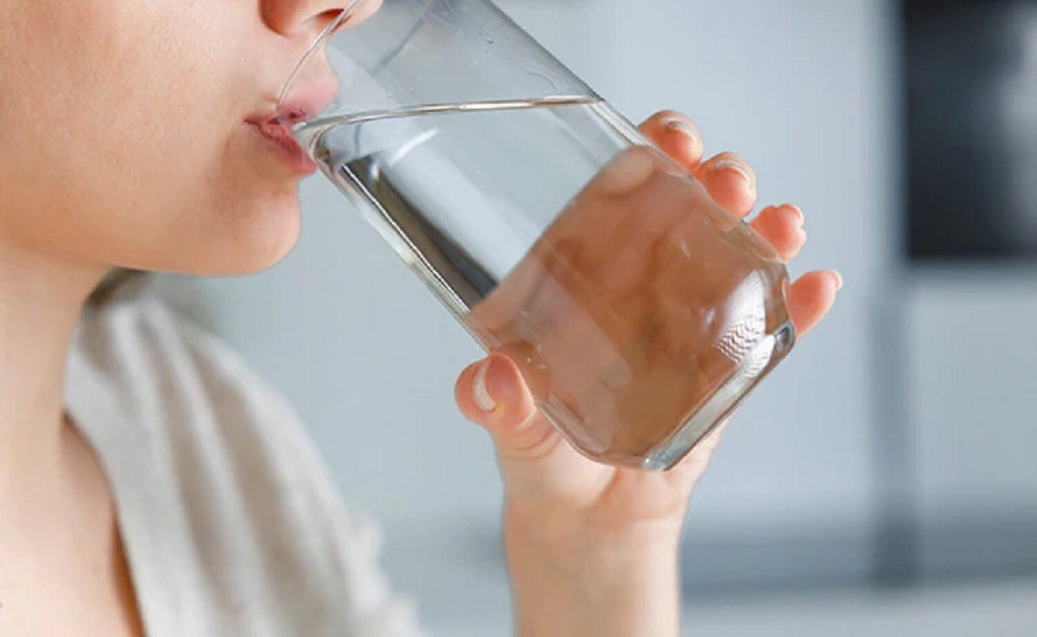 Uống ngay một cốc nước ấm cũng giúp cơ thể bù lại lượng nước đã mất trong khi ngủ. (Ảnh: NDTV)