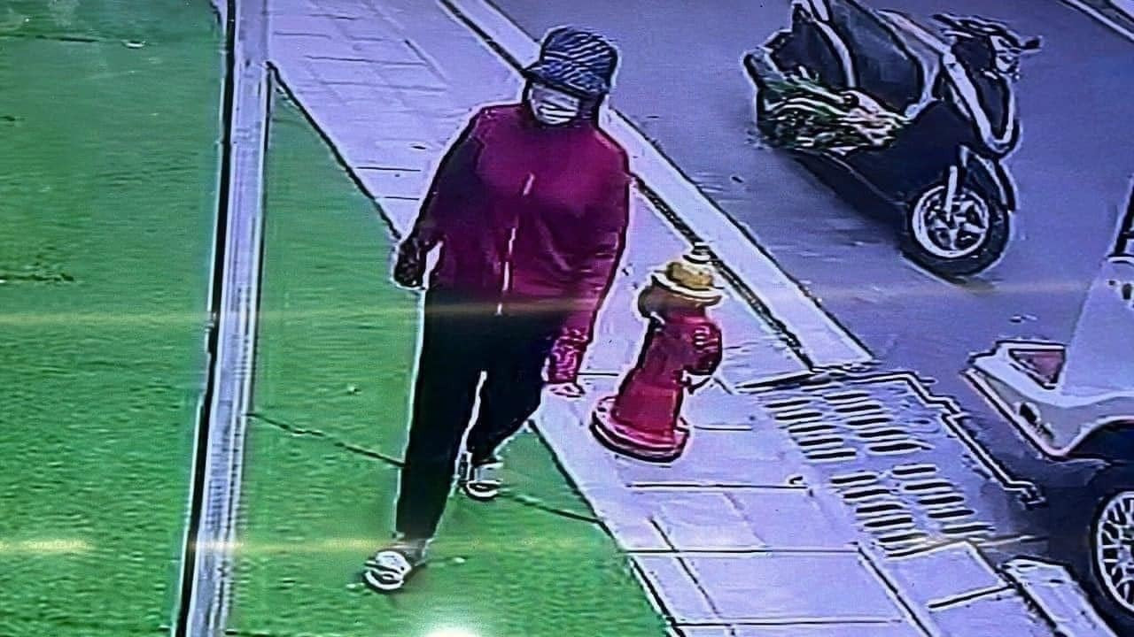 Nghi phạm bắt cóc bé gái ở khu đô thị thuộc huyện Gia Lâm. (Ảnh cắt từ clip).
