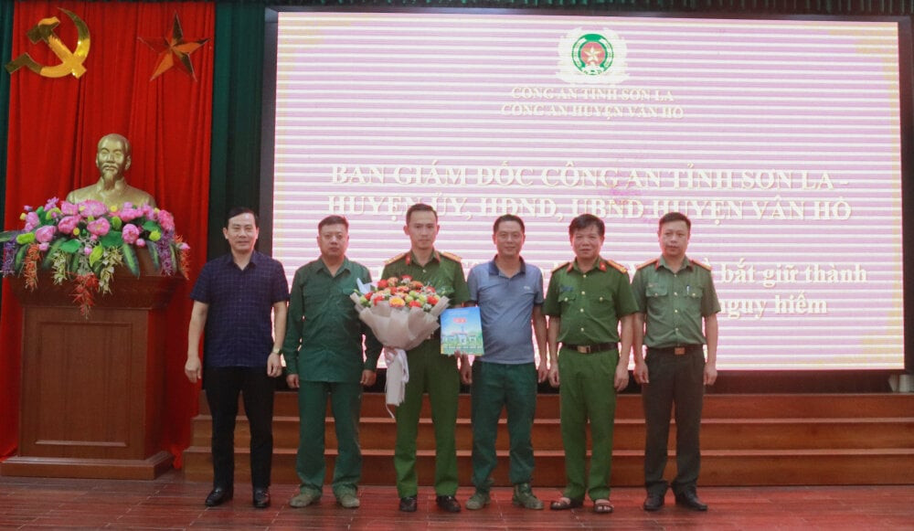Ban giám đốc Công an tỉnh Sơn La, Huyện ủy Vân Hồ khen thưởng Ban Chuyên án và các lực lượng tham gia bắt giữ thành công Giàng A Đua.