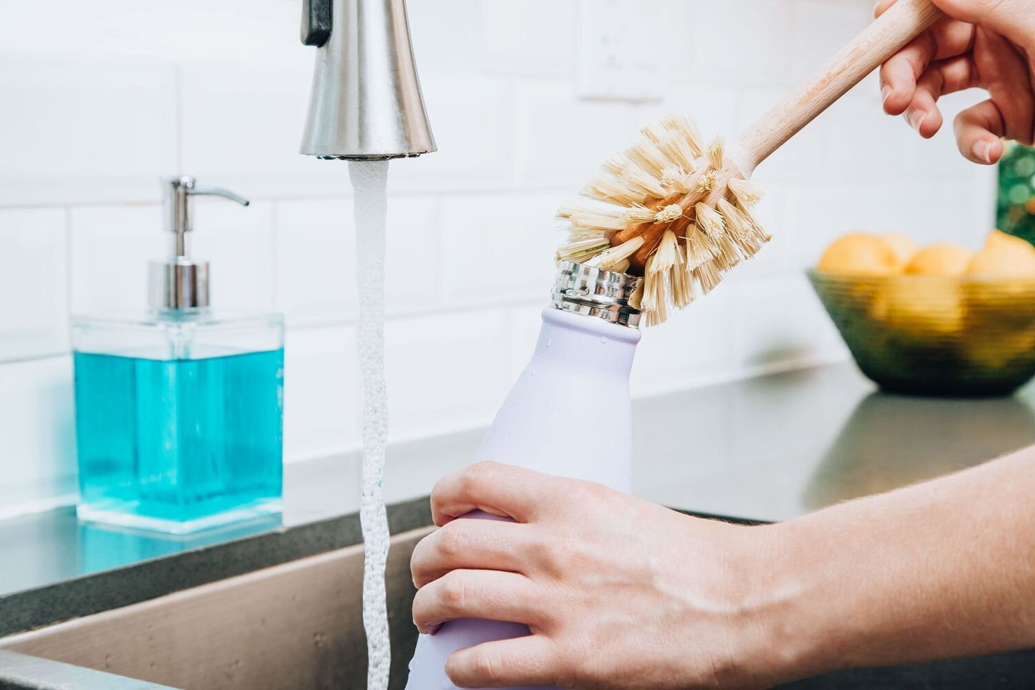 Nước rửa chén giúp làm sạch mùi hôi bình giữ nhiệt một cách nhanh chóng. (Ảnh: Better Homes & Gardens)
