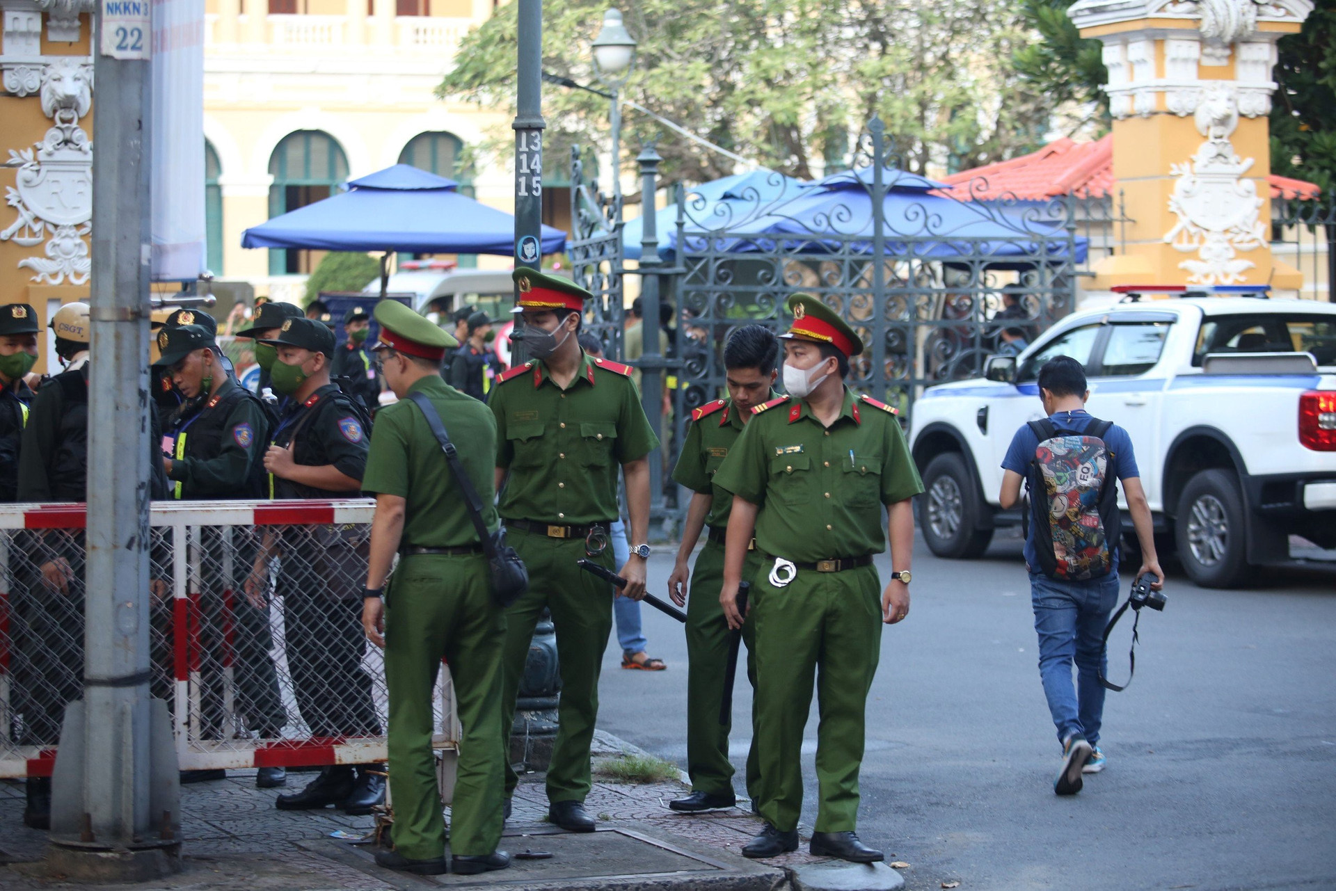 Lực lượng chức năng được tăng cường đảm bảo an ninh trật tự trước tòa - Ảnh: MINH HÒA
