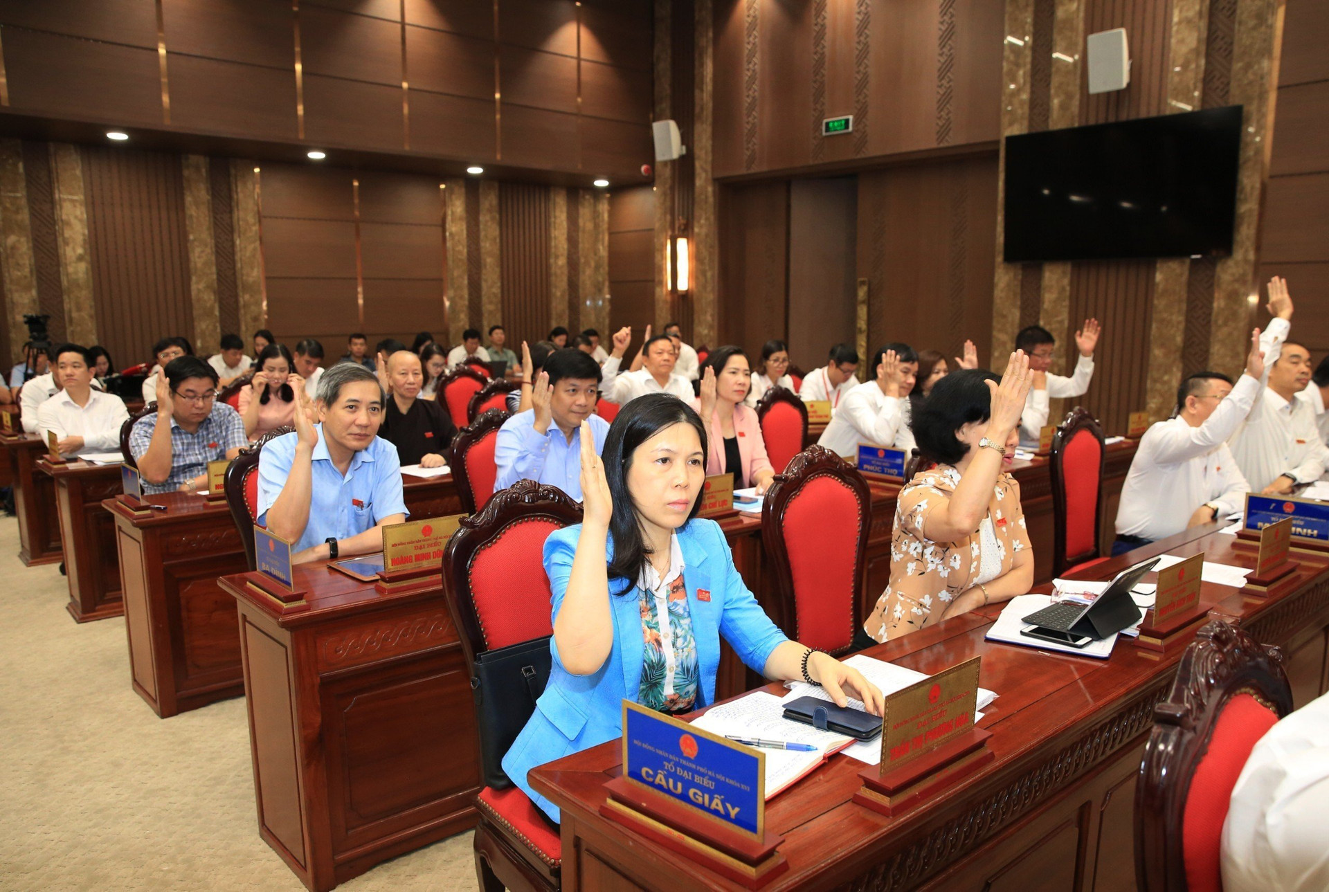 Đại biểu HĐND TP Hà Nội biểu quyết thông qua Nghị quyết.