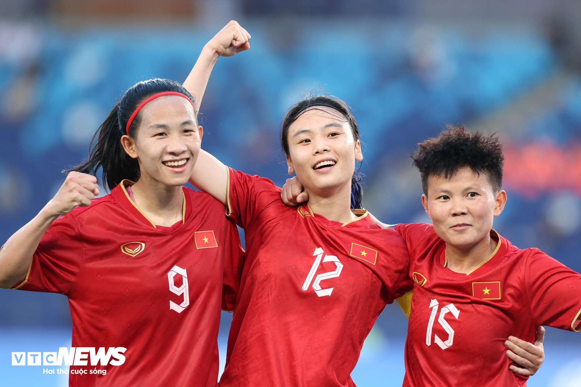 Hải Yến (12) và Bích Thùy (15) ghi bàn giúp đội tuyển nữ Việt Nam giành chiến thắng. (Ảnh: Hoàng Anh)