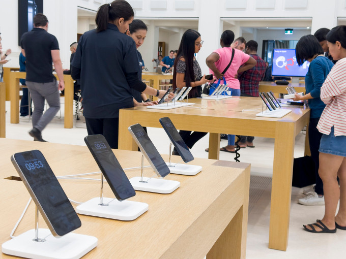 Bên trong một Apple Store tại Australia trong ngày mở bán iPhone 15. Ảnh: Đạt Chu