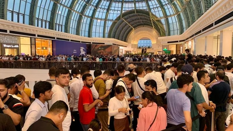 Hàng trăm người xếp hàng chờ mua iPhone 15 tại trung tâm thương mại ở Dubai. Ảnh: The National News