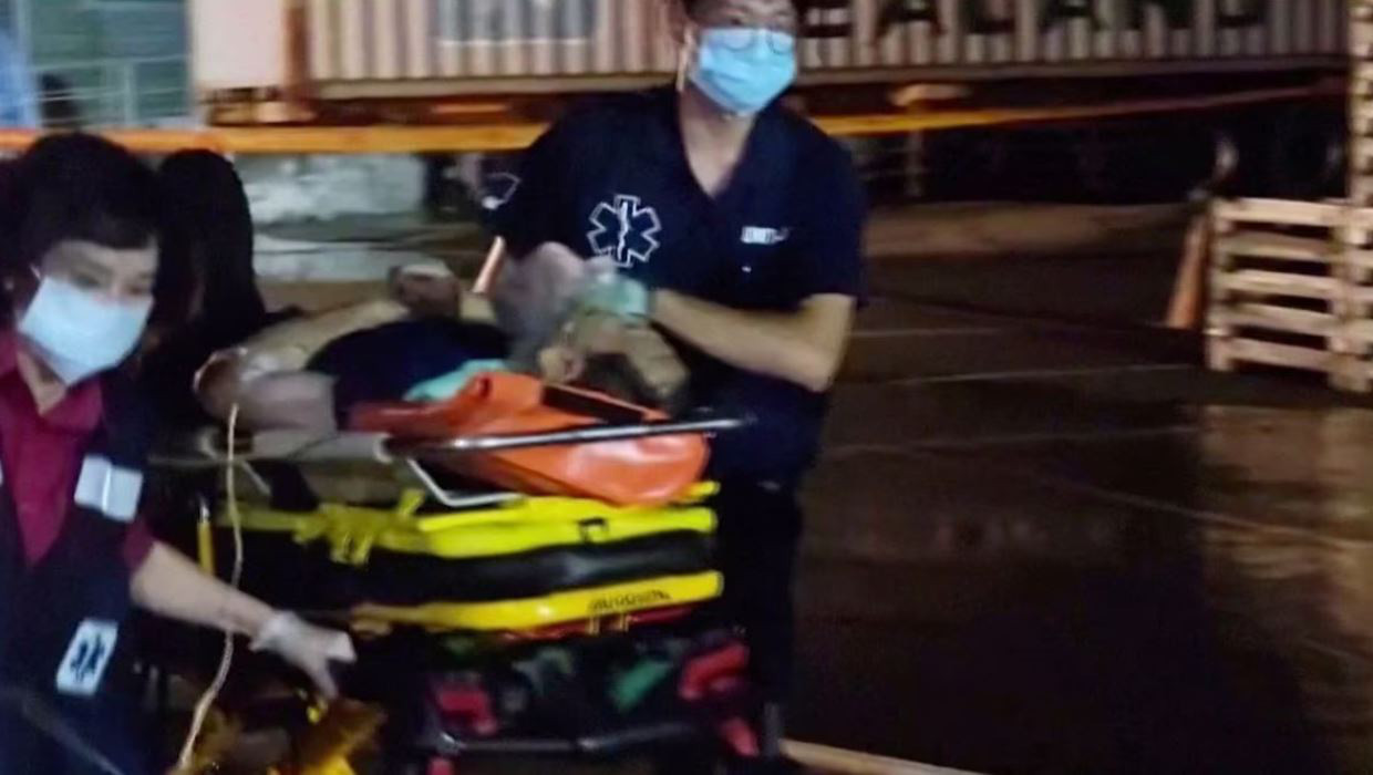 Nhân viên y tế đưa người bị thương trong vụ cháy đi cấp cứu - Ảnh: REUTERS