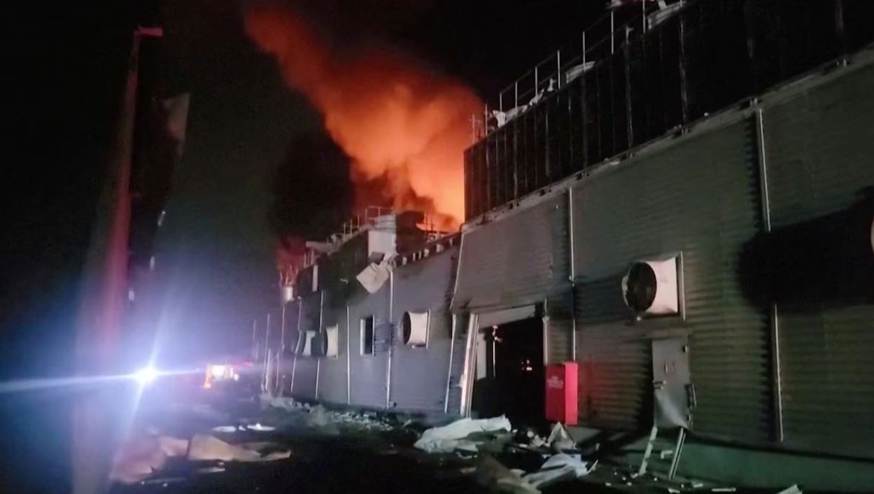 Lửa bốc lên từ nhà máy bị cháy - Ảnh: REUTERS