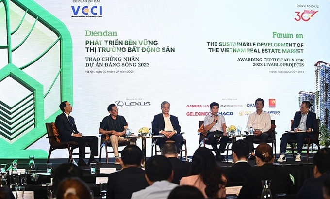Các khách mời tham gia diễn đàn Phát triển bền vững thị trường bất động sản sáng ngày 22/9. Ảnh: VCCI