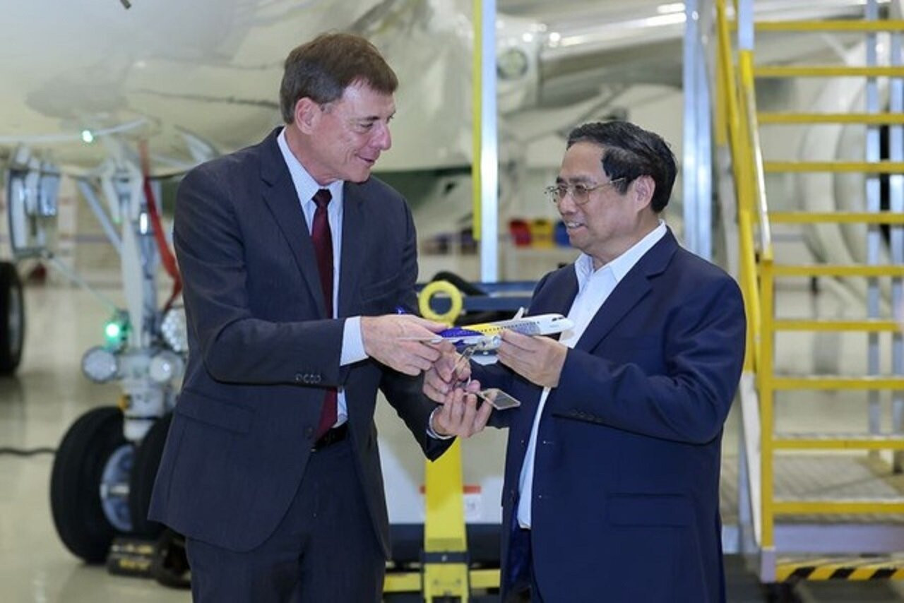 Thủ tướng đề nghị Embraer tham gia đào tạo nguồn nhân lực ngành hàng không, hỗ trợ Việt Nam các giải pháp công nghệ để giúp nâng cao năng lực quản trị trong lĩnh vực hàng không, tăng cường tự động hóa, hỗ trợ dự báo và ngăn ngừa rủi ro trong hoạt động quản lý bay.... (Ảnh: VGP/Nhật Bắc)