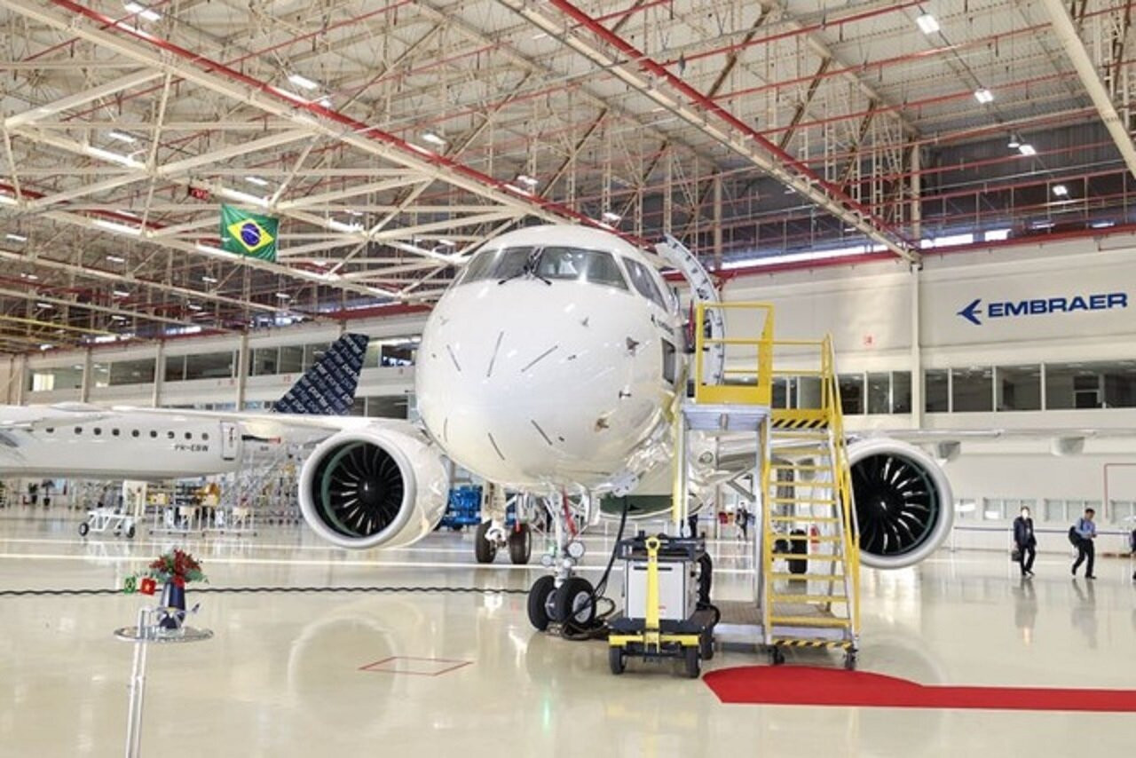 Embraer được thành lập năm 1969 tại thành phố São José dos Campos, hiện là nhà sản xuất máy bay thương mại lớn thứ 3 toàn cầu, chỉ sau hãng Boeing và Airbus, có thế mạnh trong sản xuất máy bay dưới 130 chỗ ngồi. (Ảnh: VGP/Nhật Bắc)