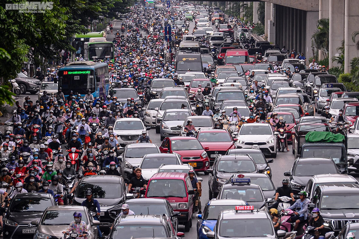 Theo số liệu thống kê của Sở GTVT Hà Nội đến tháng 6/2023, Hà Nội có khoảng 7,8 triệu phương tiện giao thông cơ giới, trong đó ô tô hơn 1 triệu xe. (Ảnh minh hoạ: Đắc Huy)