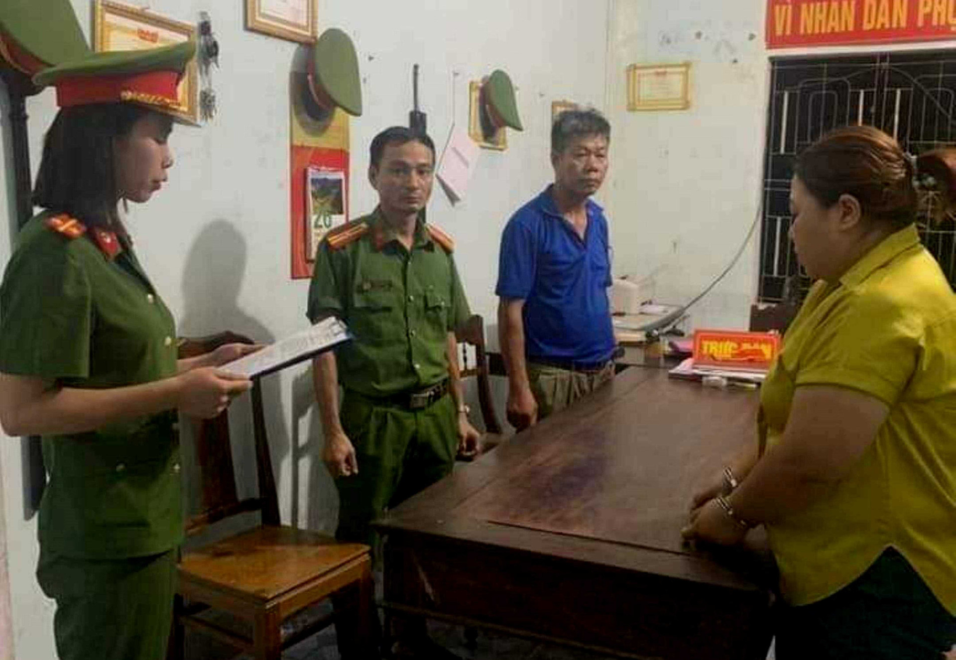 Công an huyện Cam Lộ đọc lệnh giữ người trong trường hợp khẩn cấp với Thuận để làm rõ hành vi làm sổ đỏ giả - Ảnh: G.C.