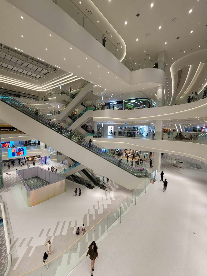 Trung tâm thương mại Lotte Mall Tây Hồ mới khai trương tuần qua. Ảnh: Anh Tú