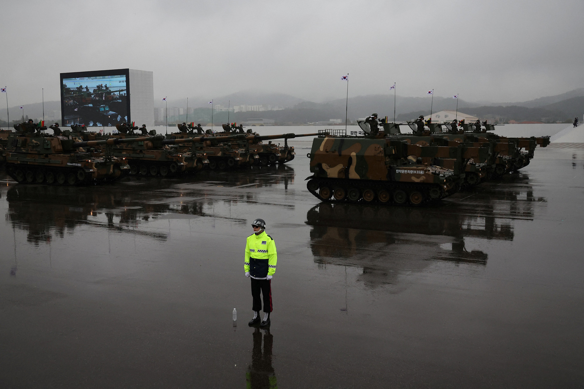 Xe quân sự của Hàn Quốc xuất hiện trong buổi duyệt binh - Ảnh: REUTERS