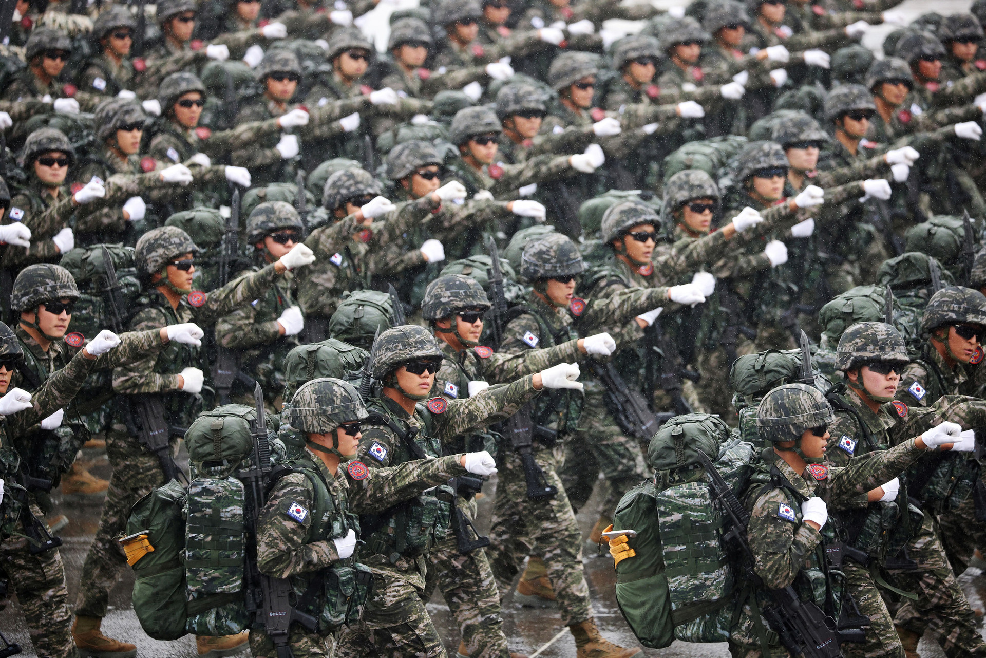 Binh sĩ Hàn Quốc duyệt binh tại căn cứ không quân Seoul ở Seongnam ngày 26-9 - Ảnh: REUTERS