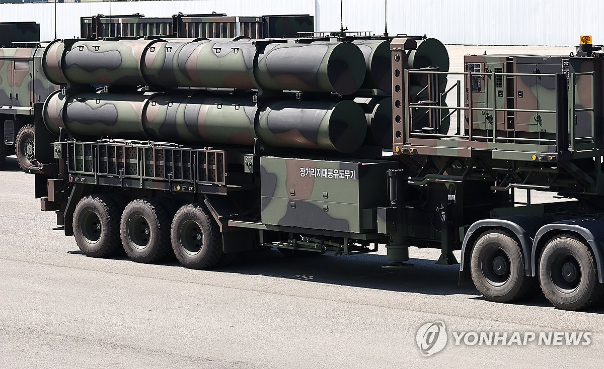 Cận cảnh tên lửa đất đối không tầm xa tại căn cứ không quân Seoul trong buổi tổng duyệt ngày 22-9 - Ảnh: Yonhap