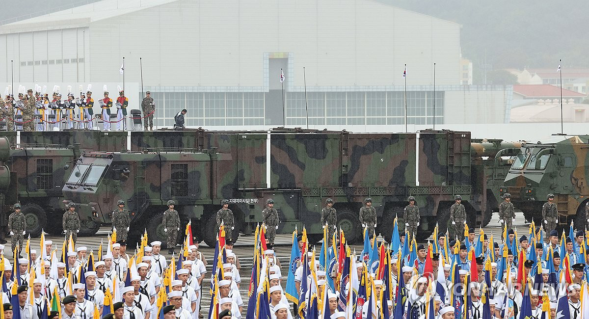 Xe quân sự chở tên lửa Hyunmoo diễu hành tại căn cứ không quân Seoul ở Seongnam ngày 26-9 - Ảnh: Yonhap