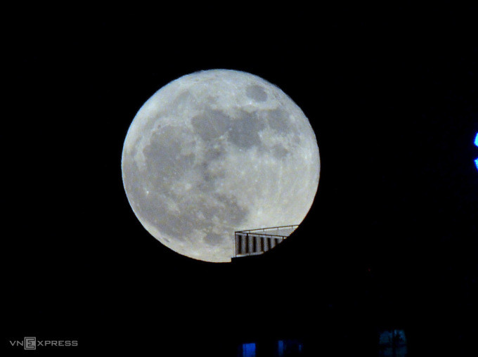 Siêu trăng tại quận Nam Từ Liêm lúc 19h10 ngày 31/8. Ảnh: Vũ Anh