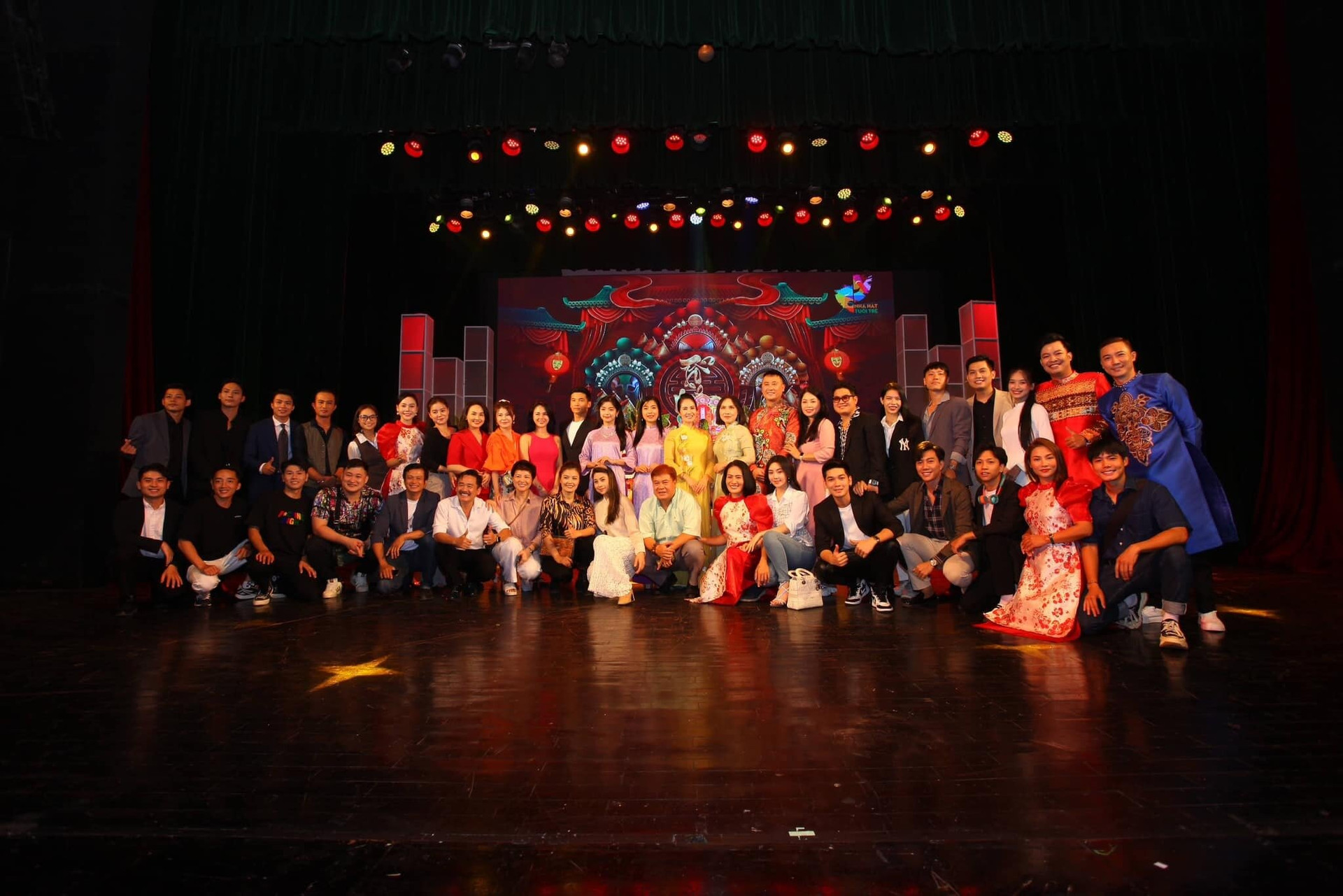 Các nghệ sĩ Nhà hát Tuổi trẻ Việt Nam tổ chức lễ cúng Tổ nghề sân khấu vào ngày 12/8 âm lịch năm 2023.