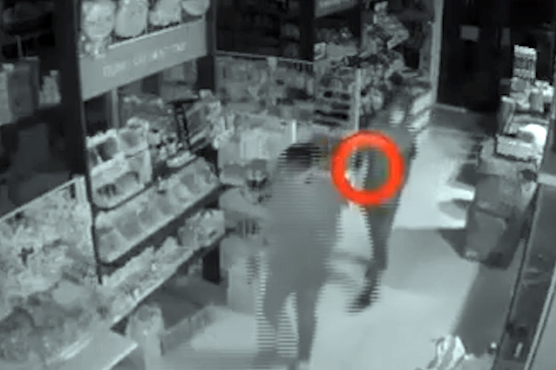 Thành dùng súng khống chế nam nhân viên nhà sách để thực hiện vụ cướp - Ảnh cắt từ camera