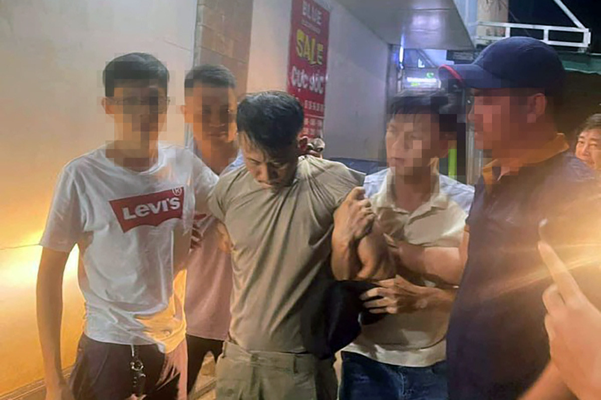 Các trinh sát bắt giữ Nguyễn Trung Thành, nghi can dùng súng cướp nhà sách - Ảnh: Công an cung cấp