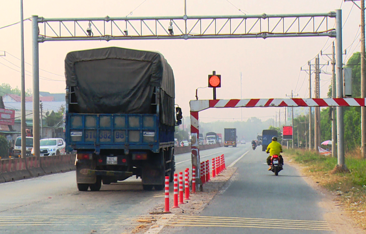 Trạm cân tự động tại tuyến đường tỉnh 741 Bình Dương do Elcom triển khai đã được Bộ Giao thông Vận tải đồng ý đưa vào thí điểm phạt nguội. (Ảnh: CTV/Vietnam+)