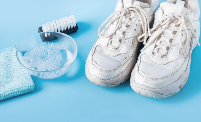 Đôi giày trắng cần được lau bẩn thường xuyên và làm sạch sau mỗi 2-3 tháng. Ảnh: Svetlana-Cherruty