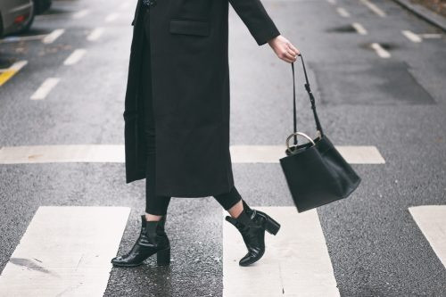 Mặc trang phục màu đen từ đầu tới chân tạo ra vẻ ngoài nặng nề, cứng nhắc. Ảnh minh họa: Shutterstock