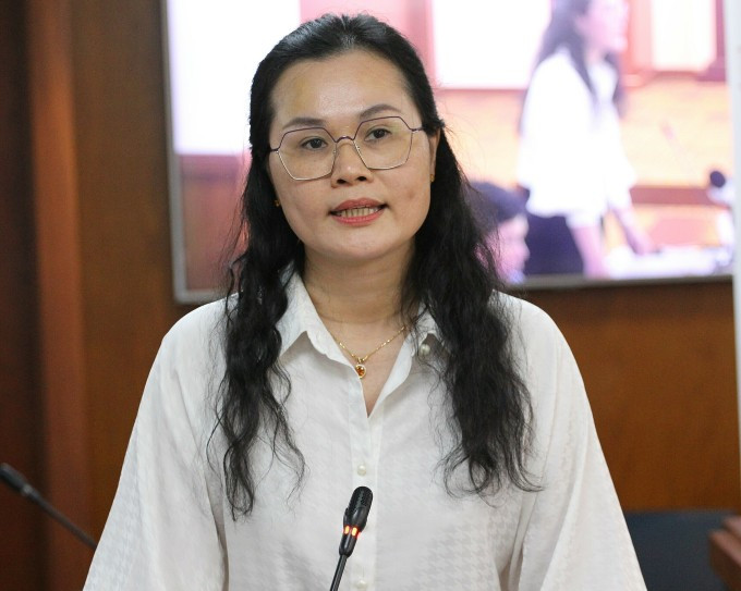 Bà Lê Thị Mỵ Châu, Phó giám đốc Sở Giáo dục và Đào tạo TP HCM, trả lời họp báo chiều 28/9. Ảnh: Thành Nhân