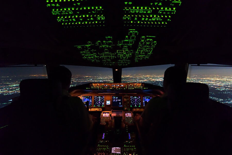 Tại sao tiếp viên hàng không và phi công đều thích bay đêm? Với phi công, việc điều hướng vào ban đêm trở nên dễ dàng hơn. (Ảnh: Adobe)