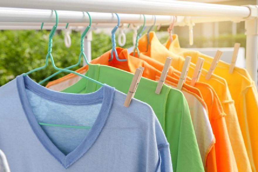 Quần áo sau khi giặt có nên lộn trái trước khi phơi? (Ảnh: Shutterstock)