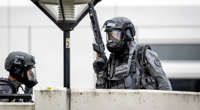 Lực lượng cảnh sát tại hiện trường vụ xả súng ở Rotterdam, Hà Lan ngày 28-9 - Ảnh: NL TIMES