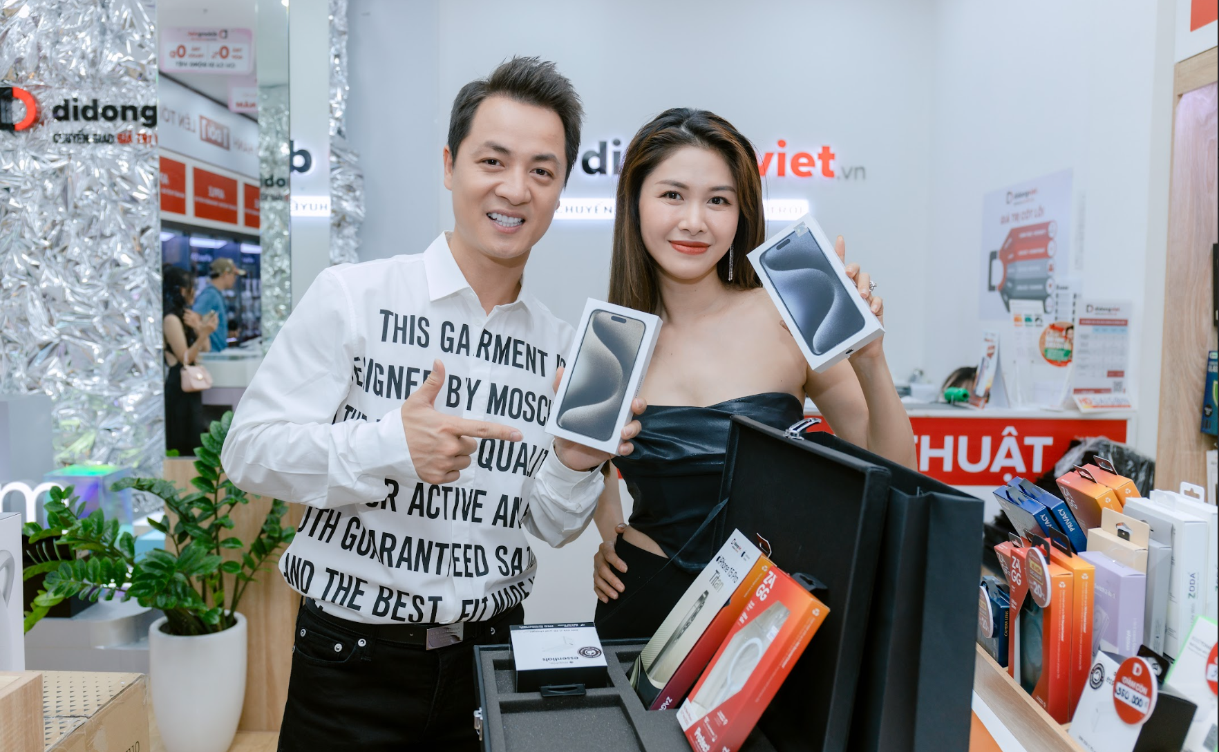 Những người nổi tiếng đầu tiên sở hữu iPhone 15 tại hệ thống Di Động Việt - Ảnh: ĐỨC THIỆN