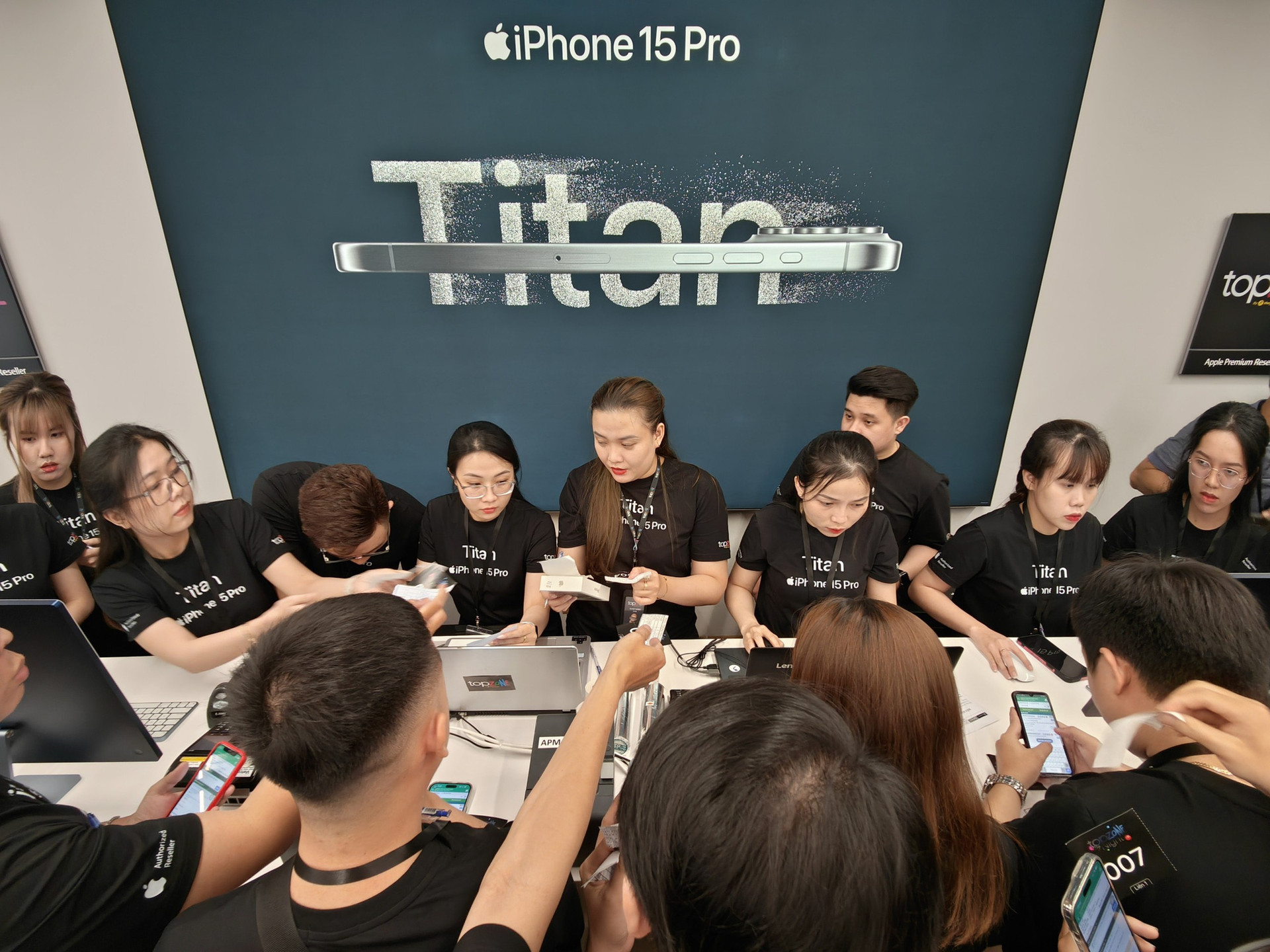Nhân viên TopZone 'chạy hết công suất' thanh toán và xuất iPhone 15 giao cho khách - Ảnh: ĐỨC THIỆN
