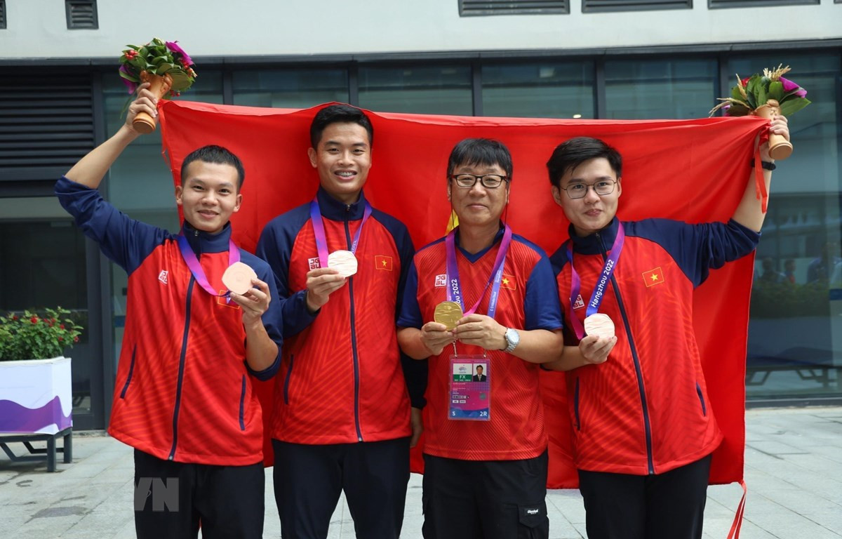 Phạm Quang Huy (thứ 2 từ trái qua) ăn mừng chiến thắng cùng các đồng đội và chuyên gia Park Chung Gun. (Ảnh: TTXVN phát)