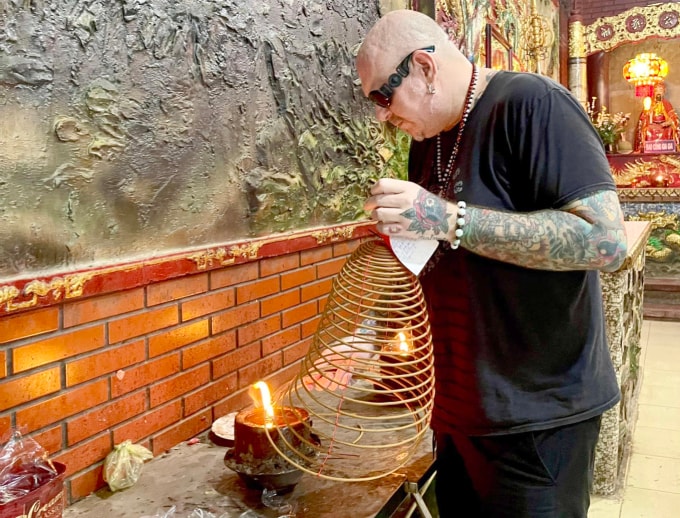 Trachtenberg offering incense at Phu Chau Temple in HCMC’s Go Vap District in August, 2023. Photo courtesy of Trachtenberg