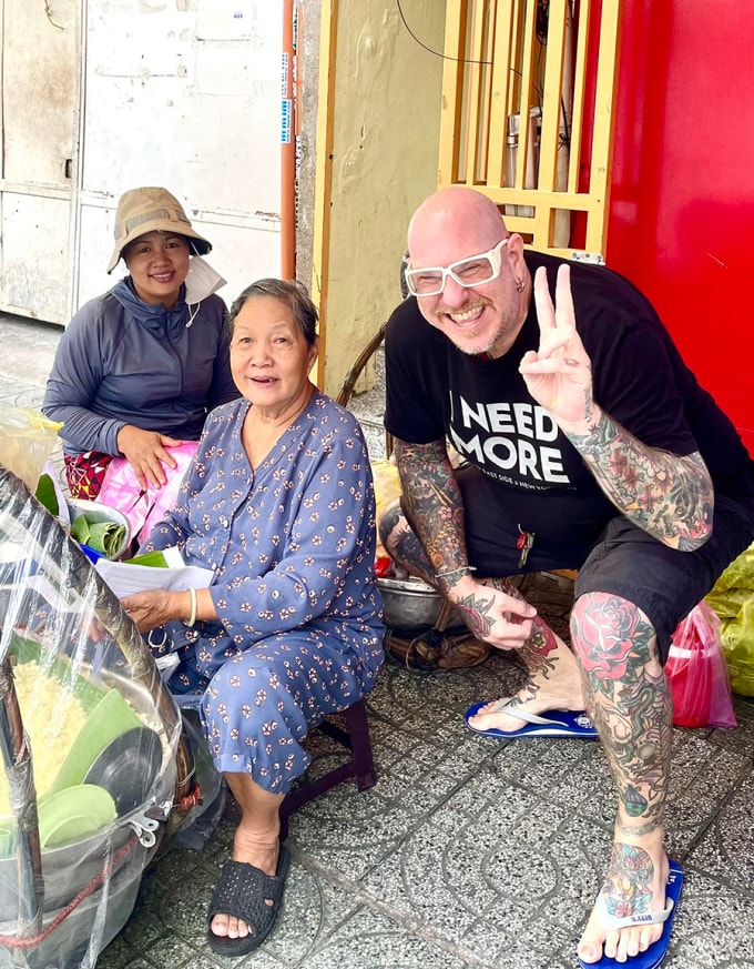 Trachtenberg poses with Ho Chi Minh City street vendors in March, 2023. Photo courtesy of Trachtenberg